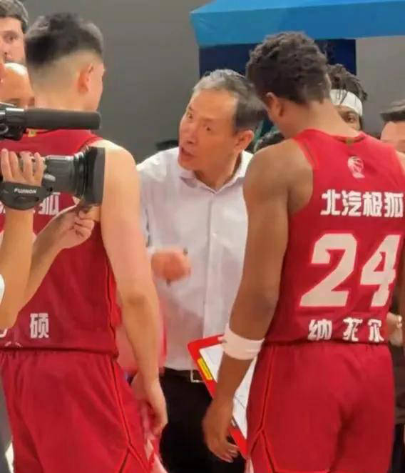 包含球员失误导致球队连败高层宣布人事调整的词条